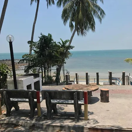 Newly Renovated Comfy Beachfront View At Seri Bulan Port Dickson Exterior photo