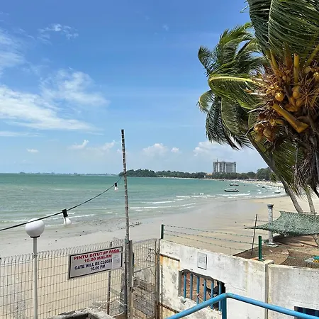Newly Renovated Comfy Beachfront View At Seri Bulan Port Dickson Exterior photo
