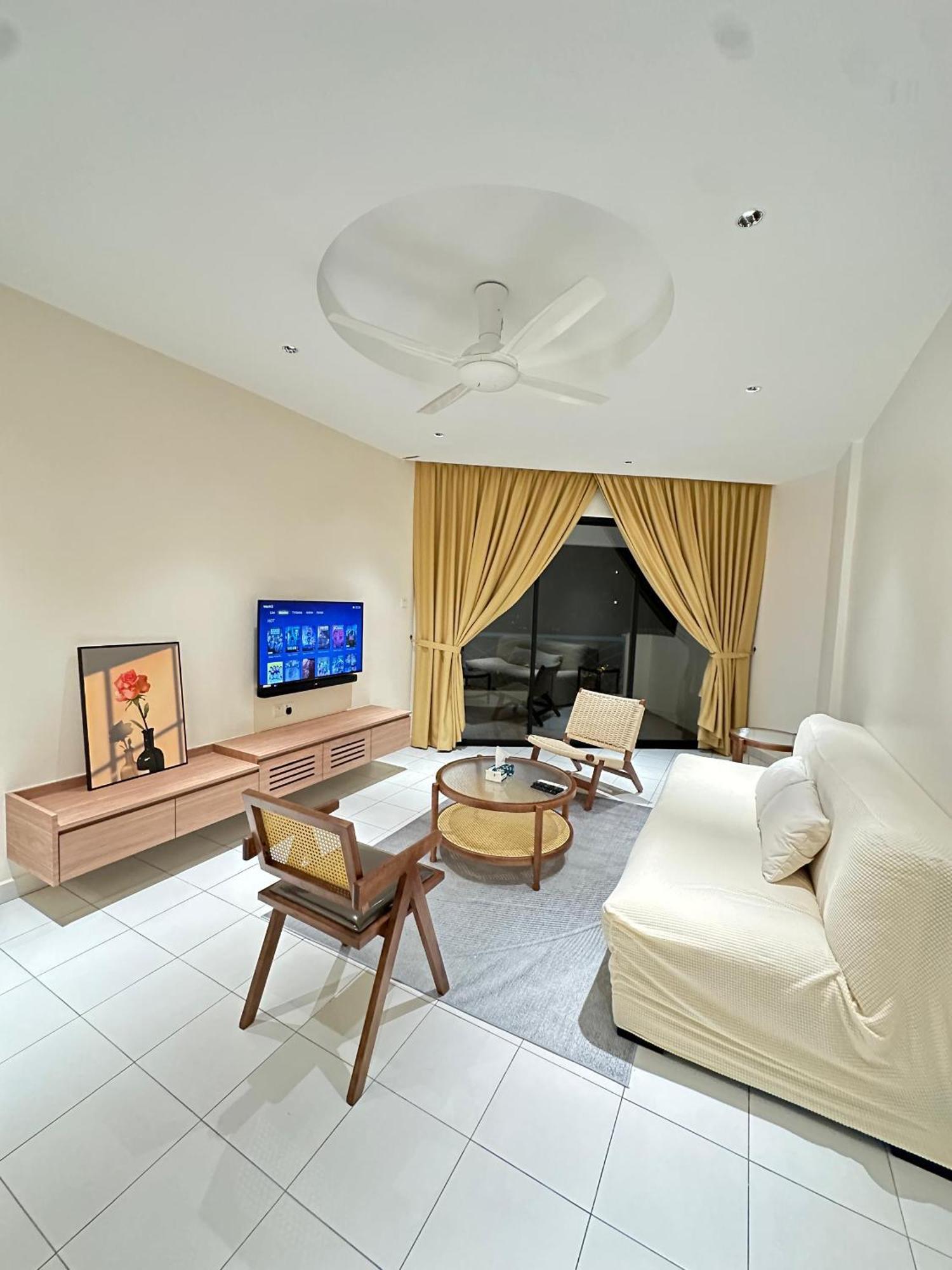 Newly Renovated Comfy Beachfront View At Seri Bulan Apartment *
