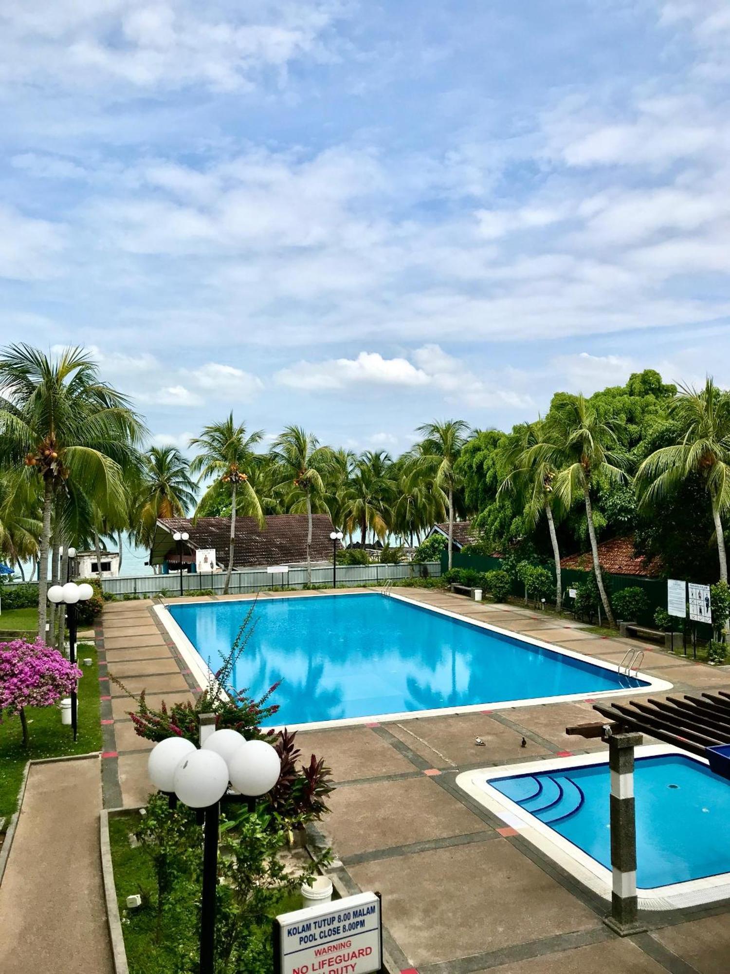 Apartment Newly Renovated Comfy Beachfront View At Seri Bulan
